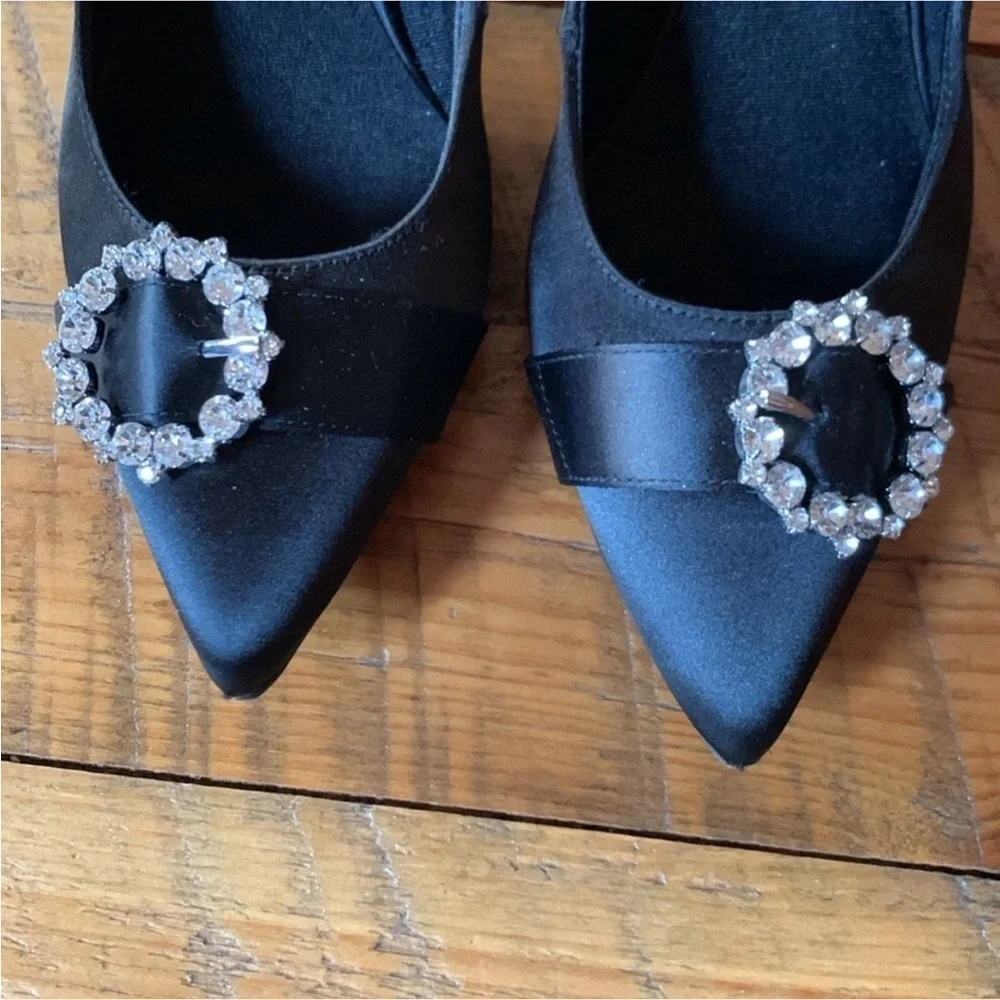 Anne Klein Raylee black satin pumps with rhinestone brooch detail Size 9.5